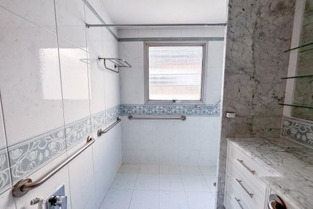 Apartamento à venda com 225m², 3 quartos e 3 vagasBanheiro da Suíte 1
