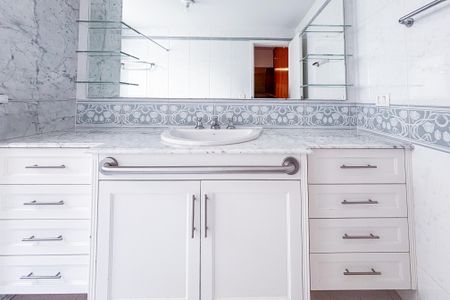 Apartamento à venda com 225m², 3 quartos e 3 vagasBanheiro da Suíte 1