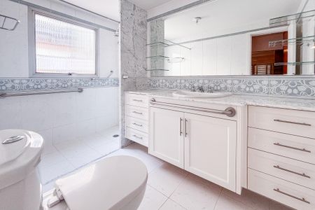 Apartamento à venda com 225m², 3 quartos e 3 vagasBanheiro da Suíte 1