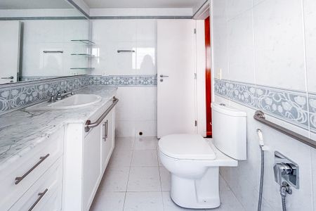 Apartamento à venda com 225m², 3 quartos e 3 vagasBanheiro da Suíte 1