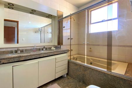 Apartamento à venda com 347m², 5 quartos e 3 vagasBanheiro da Suíte 1