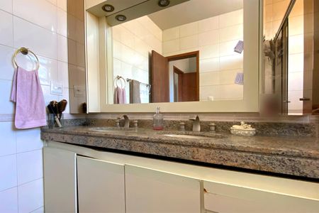 Apartamento à venda com 347m², 5 quartos e 3 vagasBanheiro da Suíte 1