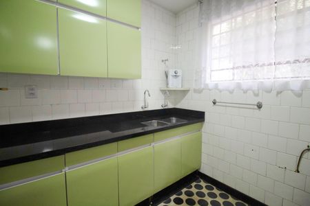 Casa à venda com 350m², 4 quartos e 2 vagas Casa à venda com 350m², 4 quartos e 2 vagasCozinha