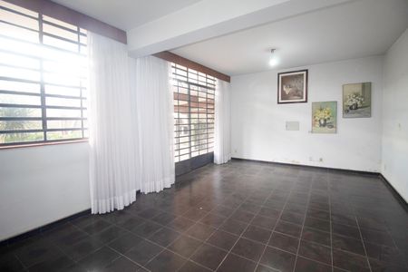 Casa à venda com 350m², 4 quartos e 2 vagas Casa à venda com 350m², 4 quartos e 2 vagasEspaço de Festas