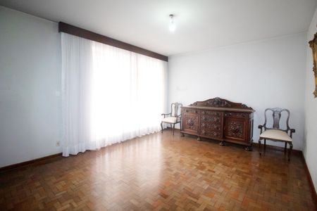 Casa à venda com 350m², 4 quartos e 2 vagas Casa à venda com 350m², 4 quartos e 2 vagasSala