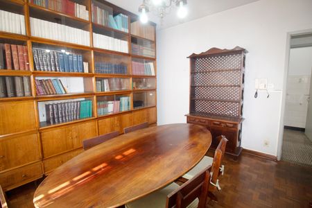 Casa à venda com 350m², 4 quartos e 2 vagas Casa à venda com 350m², 4 quartos e 2 vagasEscritório