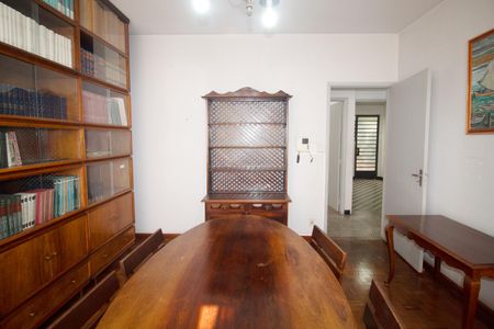 Casa à venda com 350m², 4 quartos e 2 vagas Casa à venda com 350m², 4 quartos e 2 vagasEscritório