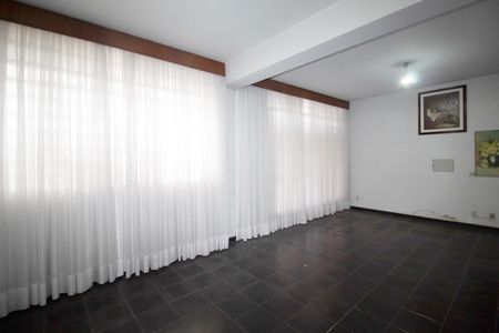 Casa à venda com 350m², 4 quartos e 2 vagas Casa à venda com 350m², 4 quartos e 2 vagasEspaço de Festas