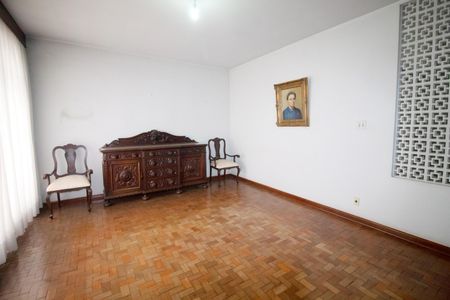Casa à venda com 350m², 4 quartos e 2 vagas Casa à venda com 350m², 4 quartos e 2 vagasSala