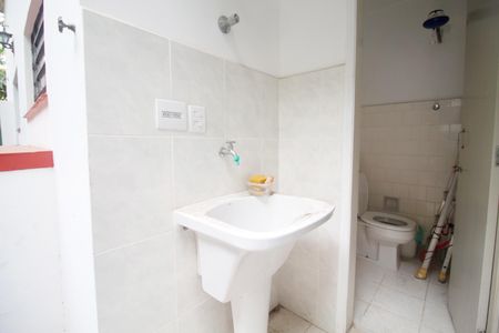 Casa à venda com 350m², 4 quartos e 2 vagas Casa à venda com 350m², 4 quartos e 2 vagasBanheiro de Serviço