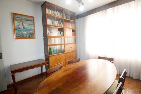 Casa à venda com 350m², 4 quartos e 2 vagas Casa à venda com 350m², 4 quartos e 2 vagasEscritório