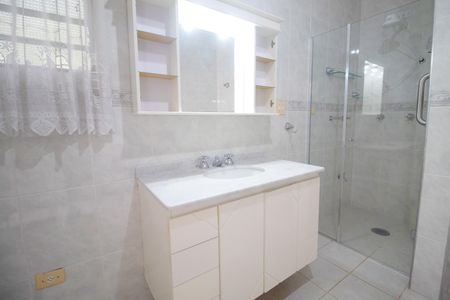 Casa à venda com 350m², 4 quartos e 2 vagas Casa à venda com 350m², 4 quartos e 2 vagasBanheiro Social 2