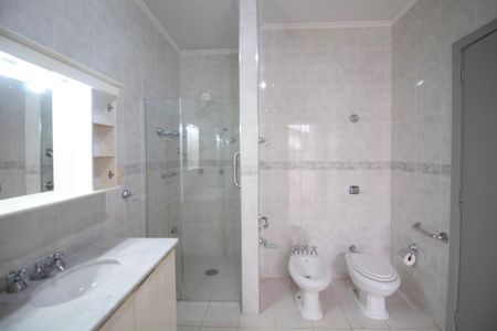 Casa à venda com 350m², 4 quartos e 2 vagas Casa à venda com 350m², 4 quartos e 2 vagasBanheiro Social 2