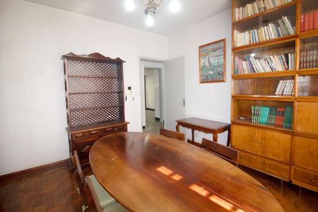 Casa à venda com 350m², 4 quartos e 2 vagas Casa à venda com 350m², 4 quartos e 2 vagasEscritório