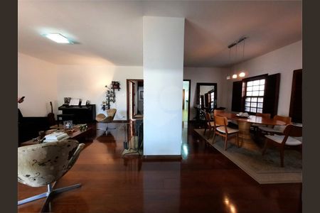 Casa à venda com 277m², 3 quartos e 4 vagas