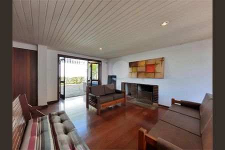 Casa à venda com 277m², 3 quartos e 4 vagas