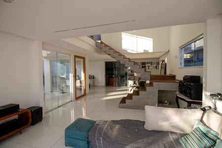 Casa de condomínio à venda com 350m², 3 quartos e 2 vagasSala