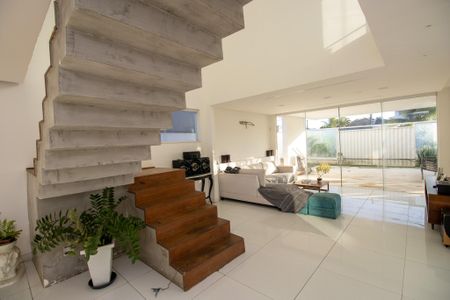 Casa de condomínio à venda com 350m², 3 quartos e 2 vagasSala