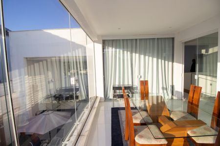 Casa de condomínio à venda com 350m², 3 quartos e 2 vagasCopa