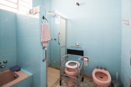 Casa à venda com 270m², 4 quartos e 4 vagas Casa à venda com 270m², 4 quartos e 4 vagasBanheiro 1