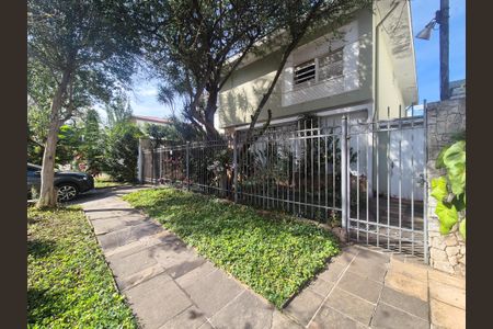 Casa à venda com 270m², 4 quartos e 4 vagas Casa à venda com 270m², 4 quartos e 4 vagasFachada