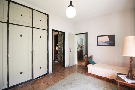 Casa à venda com 270m², 4 quartos e 4 vagas Casa à venda com 270m², 4 quartos e 4 vagasQuarto 1