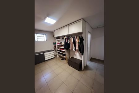 Casa à venda com 800m², 4 quartos e 5 vagas Casa à venda com 800m², 4 quartos e 5 vagasCloset