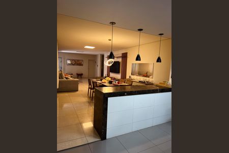 Casa à venda com 800m², 4 quartos e 5 vagas Casa à venda com 800m², 4 quartos e 5 vagasCozinha