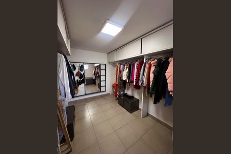 Casa à venda com 800m², 4 quartos e 5 vagas Casa à venda com 800m², 4 quartos e 5 vagasCloset