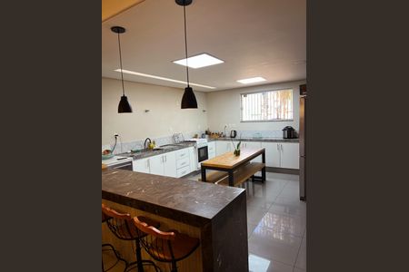 Casa à venda com 800m², 4 quartos e 5 vagas Casa à venda com 800m², 4 quartos e 5 vagasCozinha