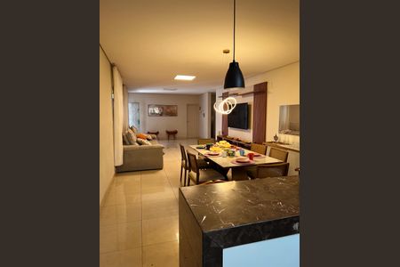 Casa à venda com 800m², 4 quartos e 5 vagas Casa à venda com 800m², 4 quartos e 5 vagasSala