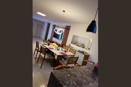 Casa à venda com 800m², 4 quartos e 5 vagas Casa à venda com 800m², 4 quartos e 5 vagasSala