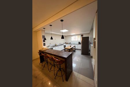 Casa à venda com 800m², 4 quartos e 5 vagas Casa à venda com 800m², 4 quartos e 5 vagasCozinha