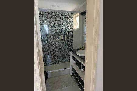 Banheiro de apartamento à venda com 2 quartos, 73m² em Farroupilha, Porto Alegre