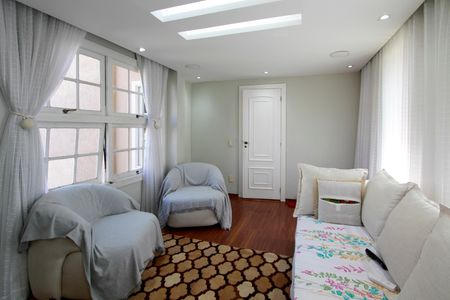 Casa de condomínio à venda com 176m², 5 quartos e 4 vagas Casa de condomínio à venda com 176m², 5 quartos e 4 vagasSala de TV