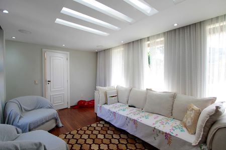 Casa de condomínio à venda com 176m², 5 quartos e 4 vagas Casa de condomínio à venda com 176m², 5 quartos e 4 vagasSala de TV