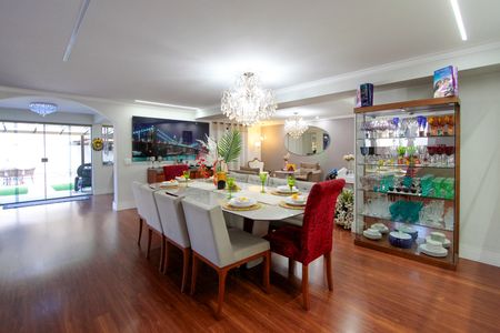 Casa de condomínio à venda com 176m², 5 quartos e 4 vagas Casa de condomínio à venda com 176m², 5 quartos e 4 vagasSala