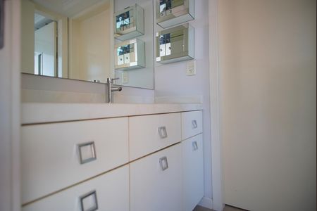 Banheiro Corredor de apartamento à venda com 1 quarto, 51m² em Petrópolis, Porto Alegre