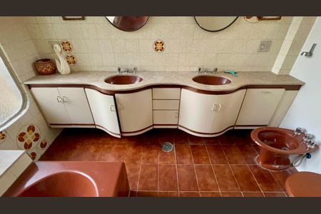 Casa à venda com 306m², 4 quartos e 4 vagas Casa à venda com 306m², 4 quartos e 4 vagasBanheiro da Suíte