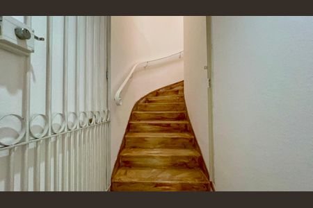 Casa à venda com 306m², 4 quartos e 4 vagas Casa à venda com 306m², 4 quartos e 4 vagasEscada