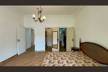 Casa à venda com 306m², 4 quartos e 4 vagas Casa à venda com 306m², 4 quartos e 4 vagasSuíte