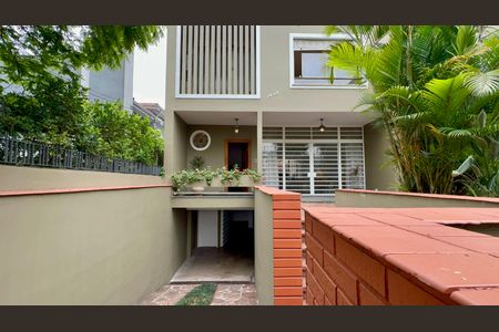 Casa à venda com 306m², 4 quartos e 4 vagas Casa à venda com 306m², 4 quartos e 4 vagasFachada