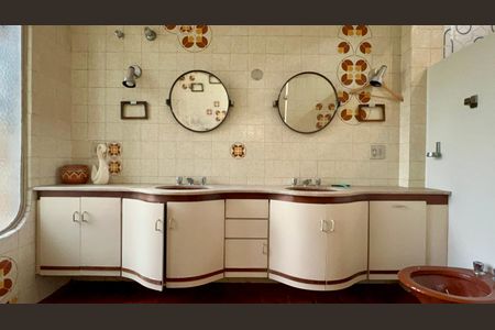 Casa à venda com 306m², 4 quartos e 4 vagas Casa à venda com 306m², 4 quartos e 4 vagasBanheiro da Suíte