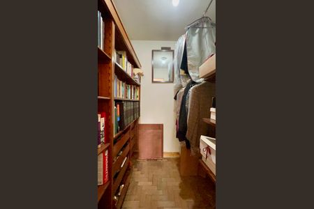 Casa à venda com 306m², 4 quartos e 4 vagas Casa à venda com 306m², 4 quartos e 4 vagasCloset da suíte