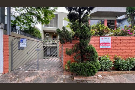 Casa à venda com 306m², 4 quartos e 4 vagas Casa à venda com 306m², 4 quartos e 4 vagasFachada