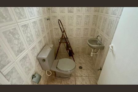 Casa à venda com 306m², 4 quartos e 4 vagas Casa à venda com 306m², 4 quartos e 4 vagasBanheiro da edícula