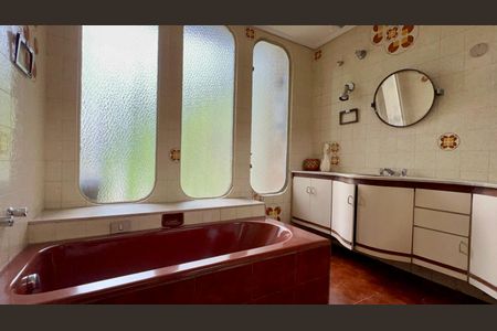 Casa à venda com 306m², 4 quartos e 4 vagas Casa à venda com 306m², 4 quartos e 4 vagasBanheiro da Suíte