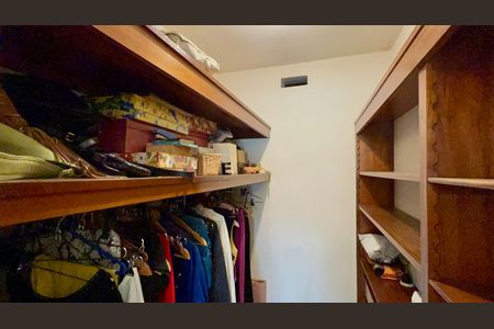 Casa à venda com 306m², 4 quartos e 4 vagas Casa à venda com 306m², 4 quartos e 4 vagasCloset da suíte