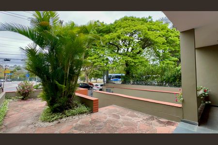 Casa à venda com 306m², 4 quartos e 4 vagas Casa à venda com 306m², 4 quartos e 4 vagasQuintal