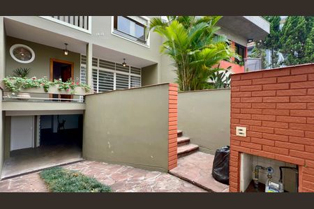 Casa à venda com 306m², 4 quartos e 4 vagas Casa à venda com 306m², 4 quartos e 4 vagasEntrada